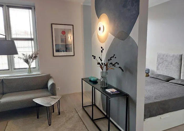 Elegant On Market Square Apartment *